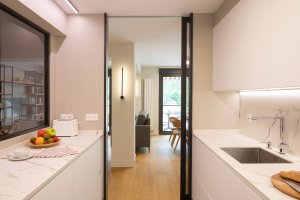 cocina abierta a salón reforma interiores nuevo diseño deba