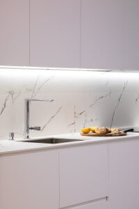 cocina moderna en blanco reforma interiores nuevo diseño deba