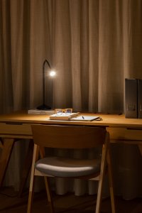 detalle mesa de despacho luz reforma interiores nuevo diseño deba