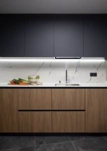 armarios de cocina madea y gris