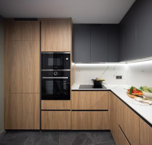 cocina moderna elegante en madera y gris reforma interiores nuevo diseño deba