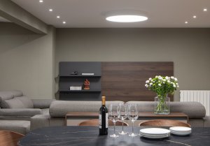 vista salon comedor cálido reforma interiores nuevo diseño deba