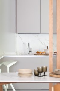 cocina abierta puerta corredera madera y cristal reforma interiores nuevo diseño deba
