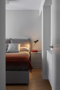 vista parcial de dormitorio reformado reforma interiores nuevo diseño deba