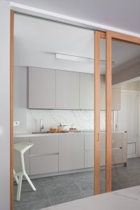 cocina reformada con puerta corredera de cristal reforma interiores nuevo diseño deba