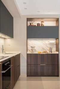 cocina madera y gris con focos empotrados reforma interiores nuevo diseño deba