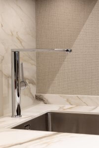 detalle grifería fregadero cocina reforma interiores nuevo diseño deba