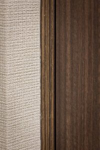 detalle puerta madera y papel tejido reforma interiores nuevo diseño deba