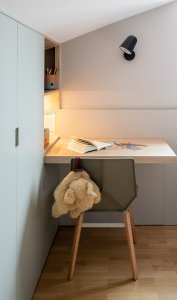 mesa escritorio en dormitorio infantil reforma interiores nuevo diseño deba